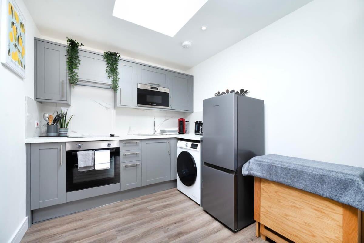 Appartamento Cozy Single Level Flat With Parking Enfield Esterno foto